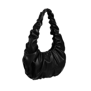 Croissant Handtasche Club Chic Black über der Schulter getragen