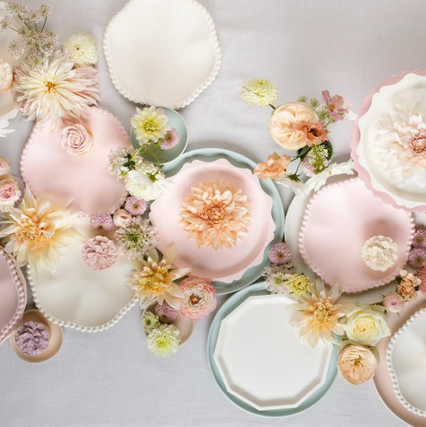 Compostable plate with decorative edge