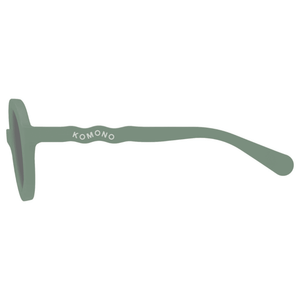 Kind mit Komono Lou Sage Kindersonnenbrille an sonnigem Tag