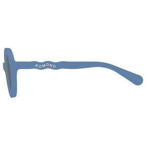 Kind trägt Komono Lou Sky Kindersonnenbrille im Freien