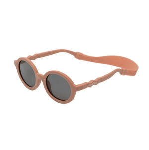 Kind mit Komono Lou Brick Kindersonnenbrille beim Spielen
