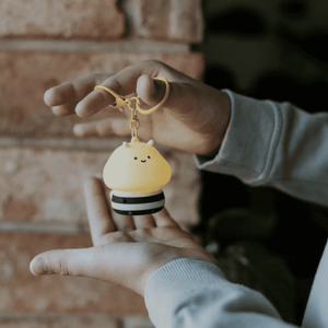 Mary's Bienen-Schlüsselanhänger – Grössenvergleich in der Hand