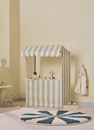 Marktstand von Kids Concept als Puppentheater umgebaut