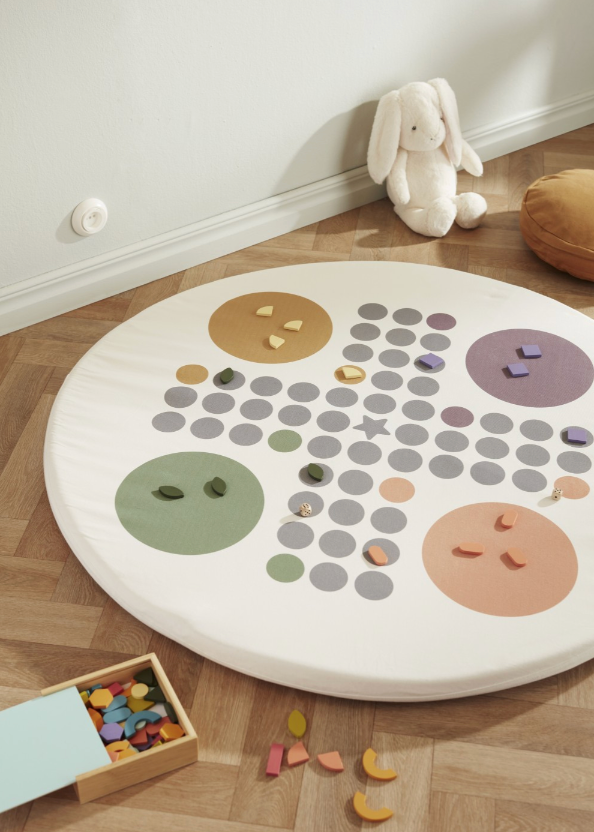 Ludo-Spielfeld auf dem Kids Concept Bodenkissen, Detailaufnahme