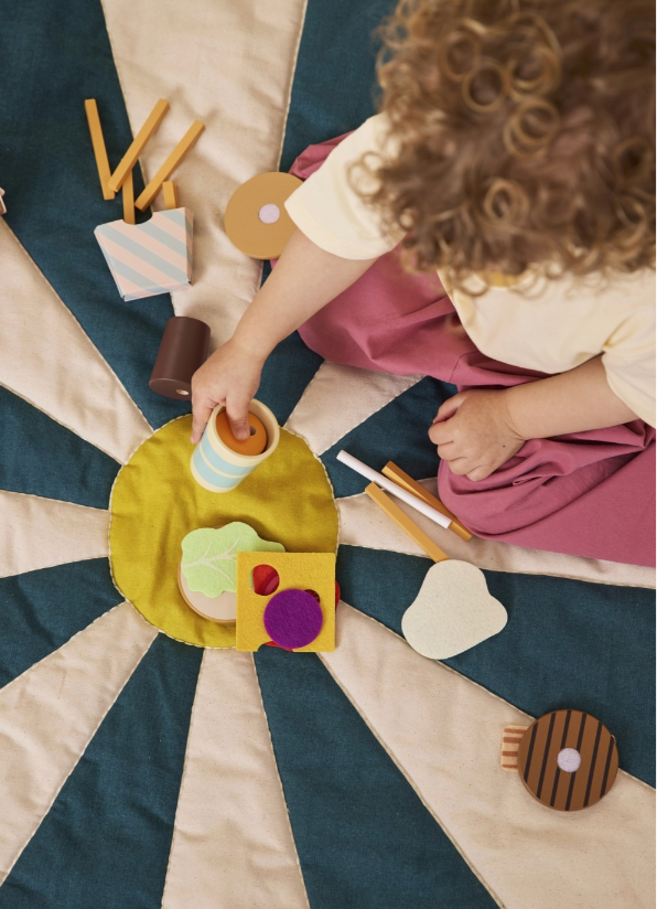 Filz-Zutaten des Kids Concept Burger-Sets: Käse, Tomate, Salat, Bacon und rote Zwiebel