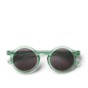 Federscharniere und silbernes Seitenlogo an der Liewood Darla Sonnenbrille