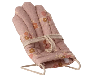 Maileg Babysitter MY Rose mit MY-Kaninchen darin