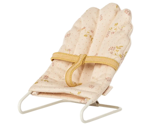 Off White Stoffbezug des Maileg Babysitters Mikro in Nahaufnahme