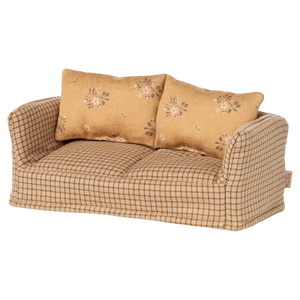 Maileg Couch Mable im Wohnzimmer des Mauseloch-Bauernhauses