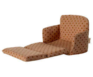 Ausgeklapptes Maileg Schlafsofa als Bett für Mäuse