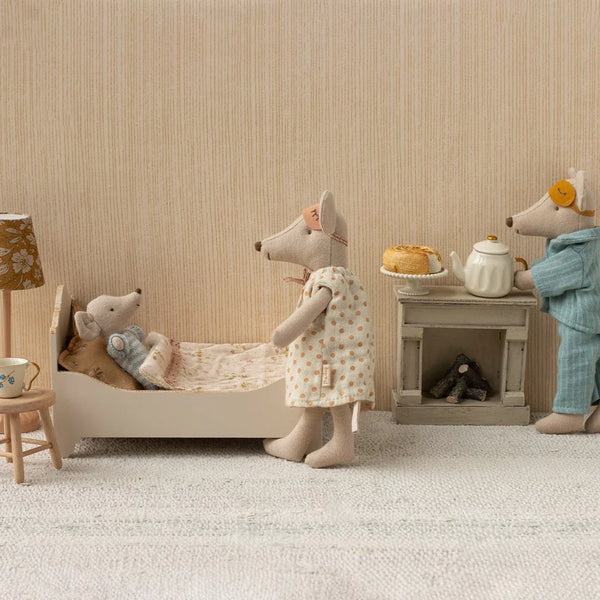 Wooden bed mouse cream 