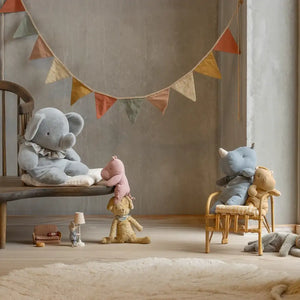 Grosser Maileg Elefant Blau-Grau auf dem Sofa