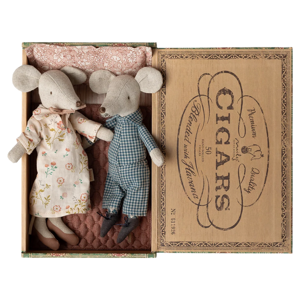 Grandma &amp; Grandpa mice in cigar box 