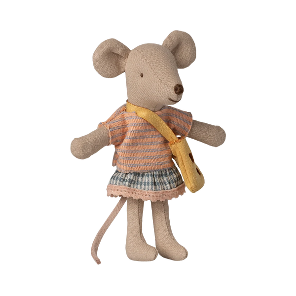 Kleine Schwester Maus mit Tasche
