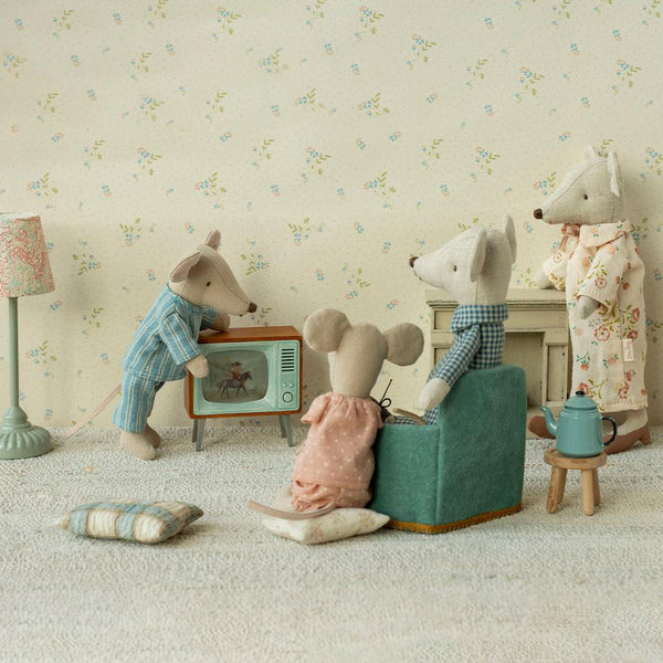 Grandma &amp; Grandpa mice in cigar box 