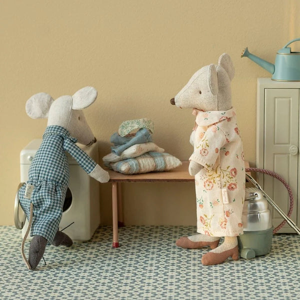 Grandma &amp; Grandpa mice in cigar box 