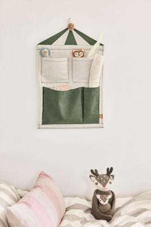 Zirkus Wandtasche von OYOY über dem Kinderbett montiert