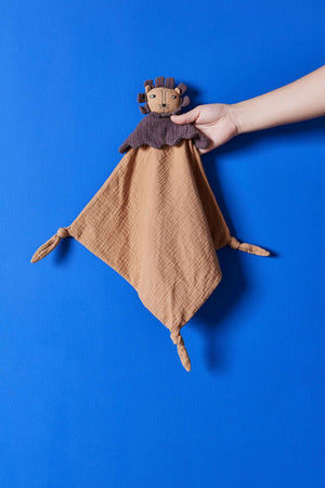 Baby kuschelt mit dem Lobo Lion Schmusetuch von OYOY
