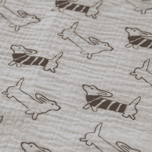 Musselin Swaddle Sausage Dog von belù zusammengelegt