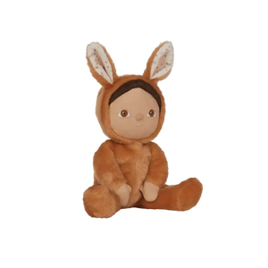 Dinky Dinkum Bucky Bunny in Kinderhand, Grössenvergleich