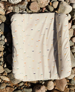 Wickelauflage Dove Pond Boats von Dear April mit festem Kern und weichen Rändern