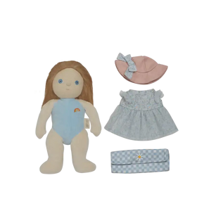 Kind spielt mit der Olli Ella Dress Me Dinky Puppe