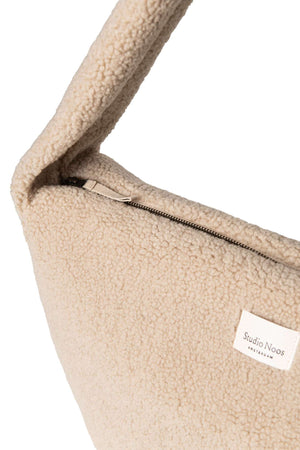 Cremefarbene Teddy-Tasche von Studio Noos, 34 × 48 cm