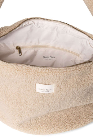 Detail des Teddy-Stoffs an der Ecru Teddy Bag von Studio Noos