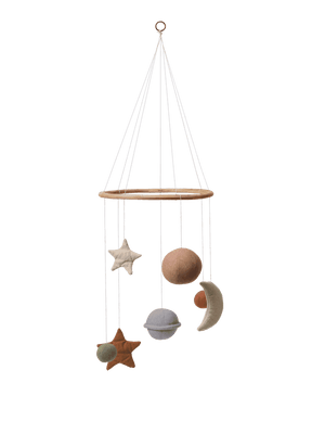 Skye Mobile Multi von ferm LIVING über dem Babybett, Ø 23 × 75 cm