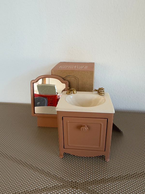 Give a Chance: Waschbecken mit Spiegel Maus Dunkles Powder