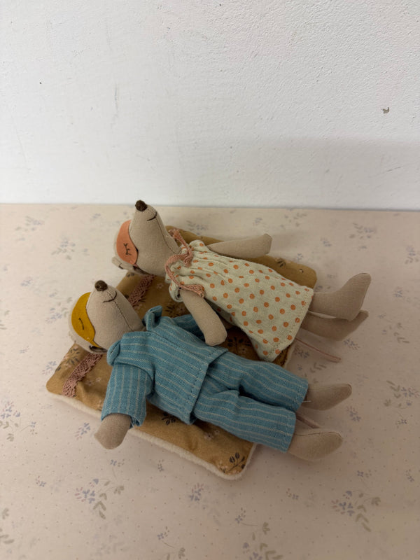 Give a Chance: Mama & Papa Mäuse mit Decke