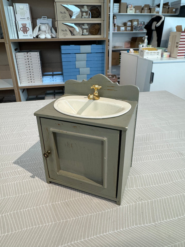 Give a Chance: Miniature Bathroom Sinks