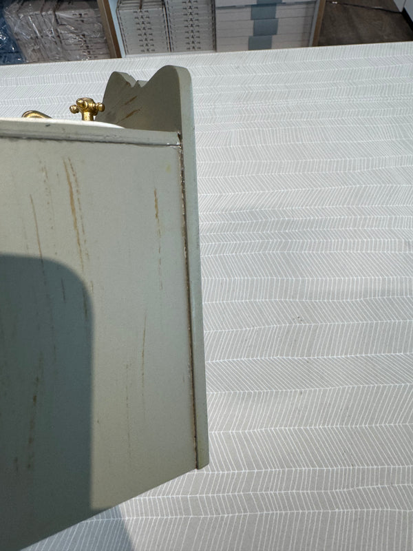 Give a Chance: Miniature Bathroom Sinks