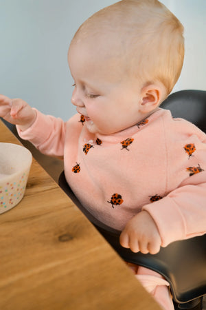 Boo Frottee-Lätzchen Love Bugs im Einsatz beim Essen