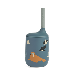 Ellis Trinklernbecher Arctic Sea in blau mit Seehund-Muster und abnehmbaren Deckel für kinderfreundliches Trinken.