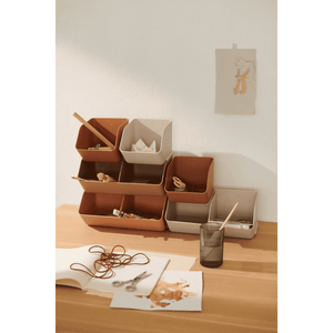 Liewood Rosemary Organizer M Sandy mit Spielsachen befüllt