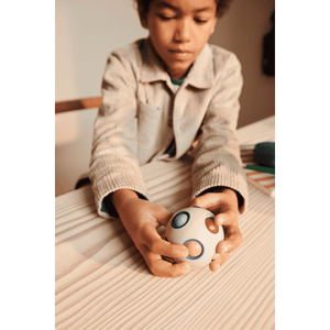 Puzzle-Ball mit bunten Kugeln und Farbringen zum Sortieren