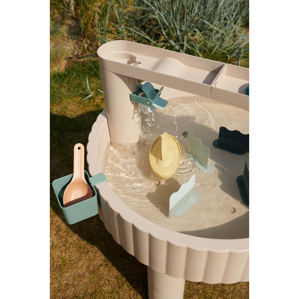 Sepp Outdoor-Aktivitätstisch Sandy mit Wasser, Förmchen und Spielzeugboot für kreatives Spielen im Freien.