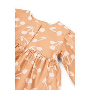 Kind im Ariana Kleid Cherry Blossom von Liewood