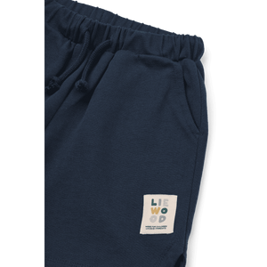 Kind in den Rhett Shorts Classic Navy von Liewood