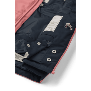 Kind trägt die Kalle Winterjacke Dusty Rose von Liewood im Schnee