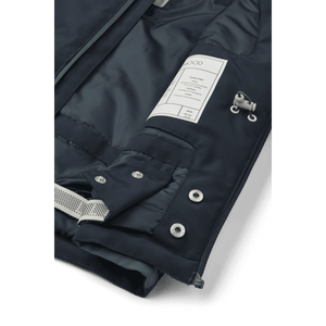 Kind im Winter trägt die Kalle Jacke Navy / Garden Green von Liewood