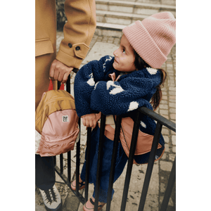 Kind trägt die Liewood Emilio Beanie in Tuscany Rose
