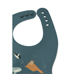 Ember Silikon-Lätzchen Arctic Sea von Liewood mit Auffangtasche