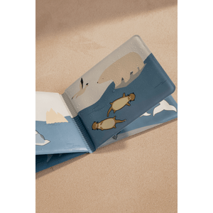 Waylon Magic Wasserbuch mit bunten Illustrationen von Eisbären und Meerestieren, die beim Wasser-Kontakt erscheinen.