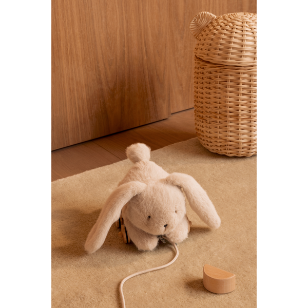 Pera plush rabbit to pull along 