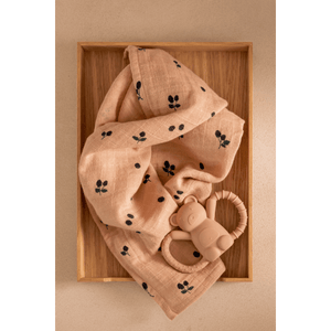 Magdalena Bär Beissring Sandy beside a cozy muslin cloth, perfect for teething and playtime.