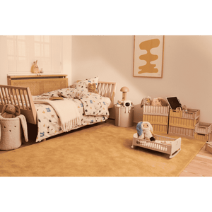Puppenbett Hennie mit Puppe bespielt, Seitenansicht