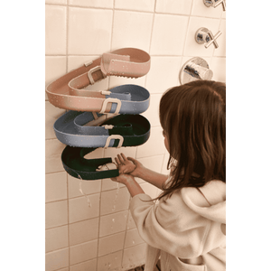 Yara Wasserbahn von Liewood an der Badewanne befestigt