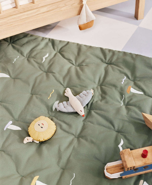 Spielmatratze Meri Sailboats von Dear April als Spielecke im Kinderzimmer